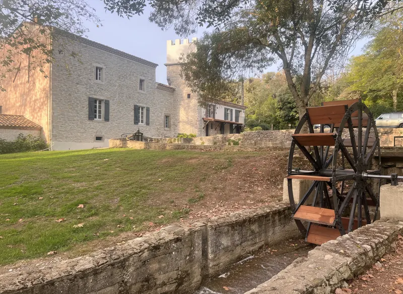 Het herstelde rad op de molengoot: ijzeren wielen met houten schoepen.